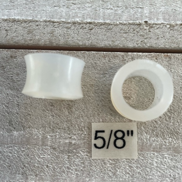 5/8" CLEAR SILICONE TUNNELS PLUGS GAUGES 16 MM NEW - Picture 2 of 2